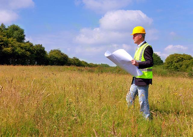 Geodeta z projektem na działce